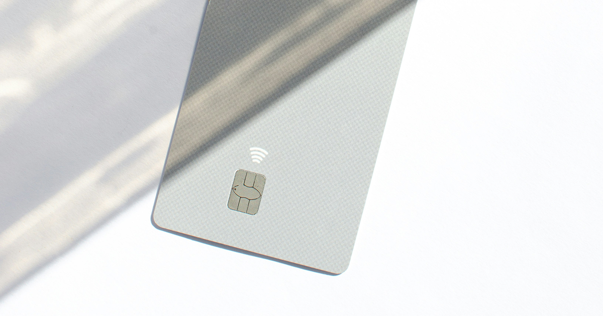 非接触マーク付きのクレジットカード