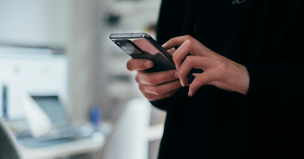 海外旅行中の男性がスマートフォンを操作する様子